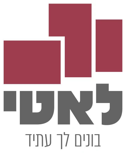 לאטי — שלושה מלבנים בגוון בורדו מעל הכיתוב לאטי והמילים בונים לך עתיד